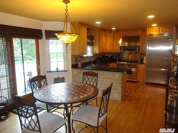 3rd image of 15 Laurel Ct