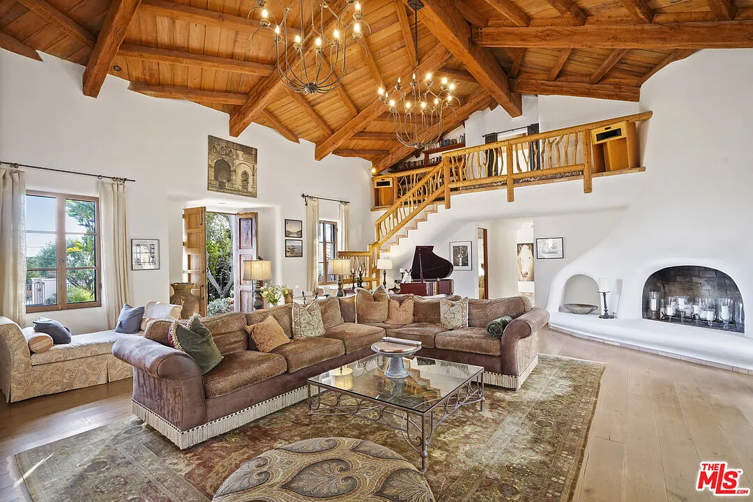 6 bed, 5.5 bath, 5716 sqft, $35,000 — Photo 4