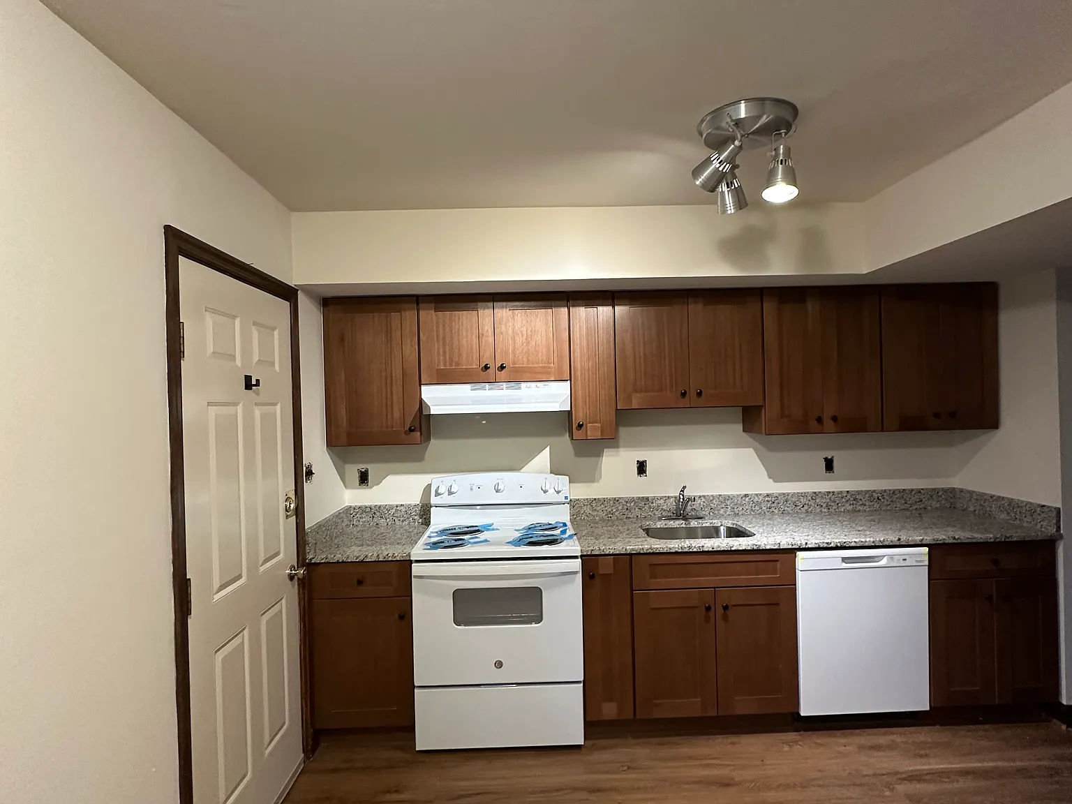 2 bed, 845 sqft, $1,975 — Photo 2