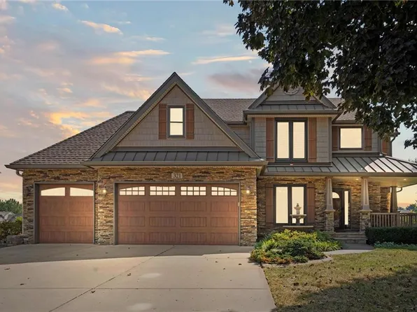 321 SE Williamsburg Dr, Lees Summit, MO 64063