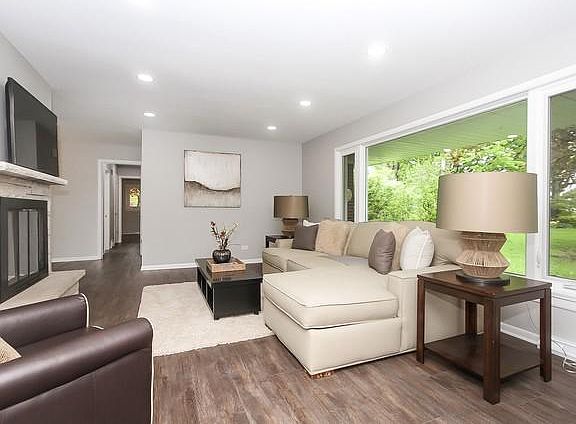 5th image of 303 N Elmwood Ln