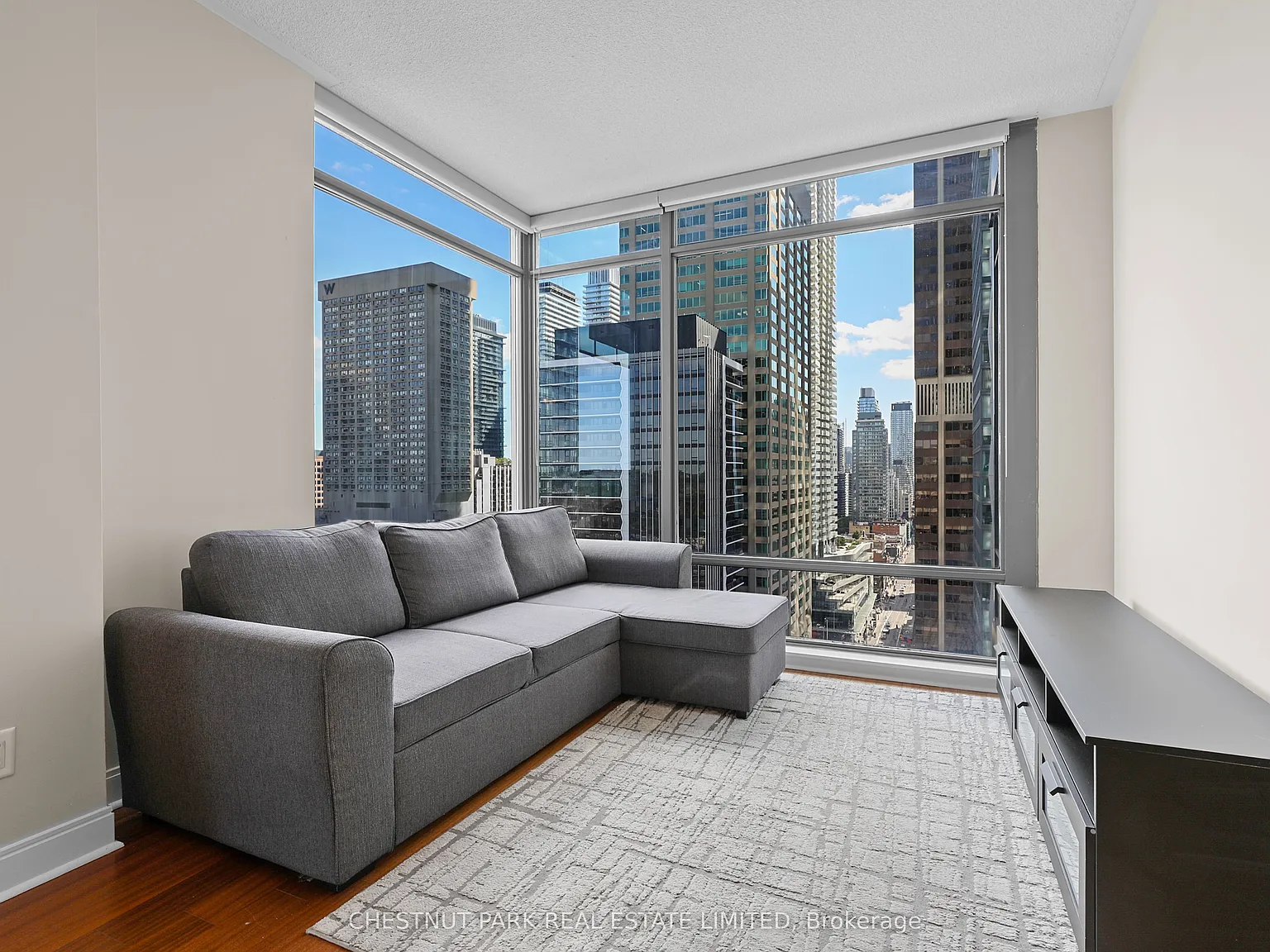 18 Yorkville — Photo 4