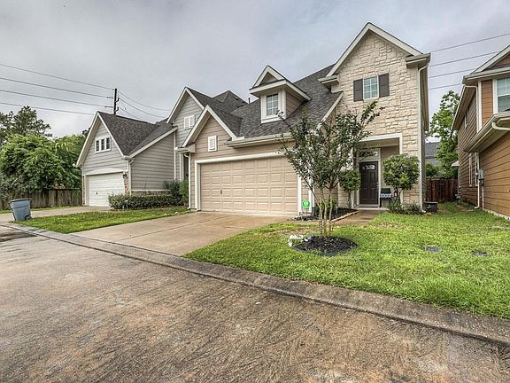 VIEW OF THE CUL-DE-SAC