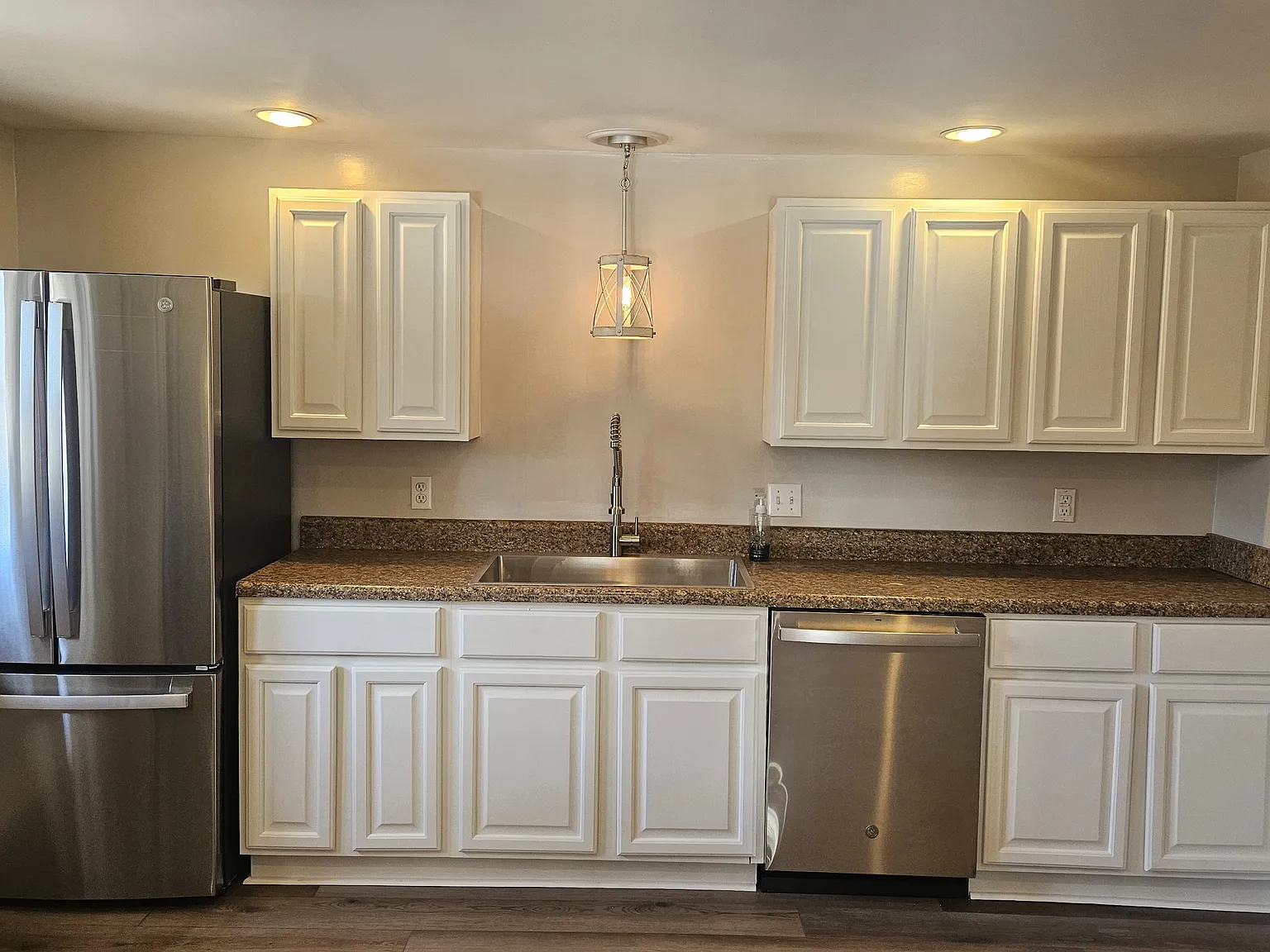 3 bed, 1.5 bath, 1300 sqft, $1,500 — Photo 3