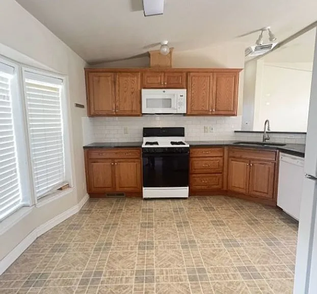 311 N Highland Dr — Photo 9