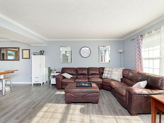 5th image of 2218 Roselawn Dr