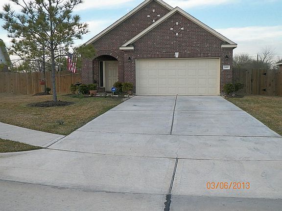 Long driveway; you can park 3 cars side by side