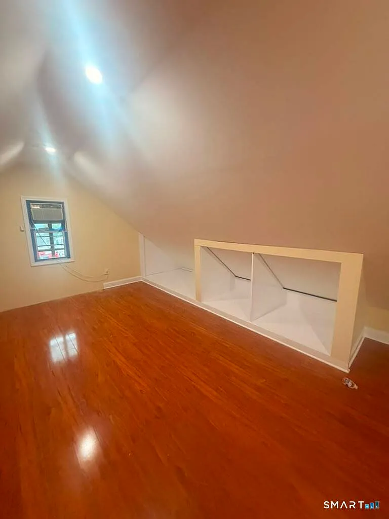 5 bed, 2.0 bath, 1956 sqft, $3,000 — Photo 4