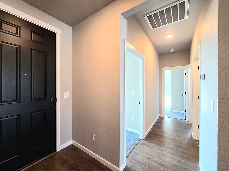 717 J St NE — Photo 18