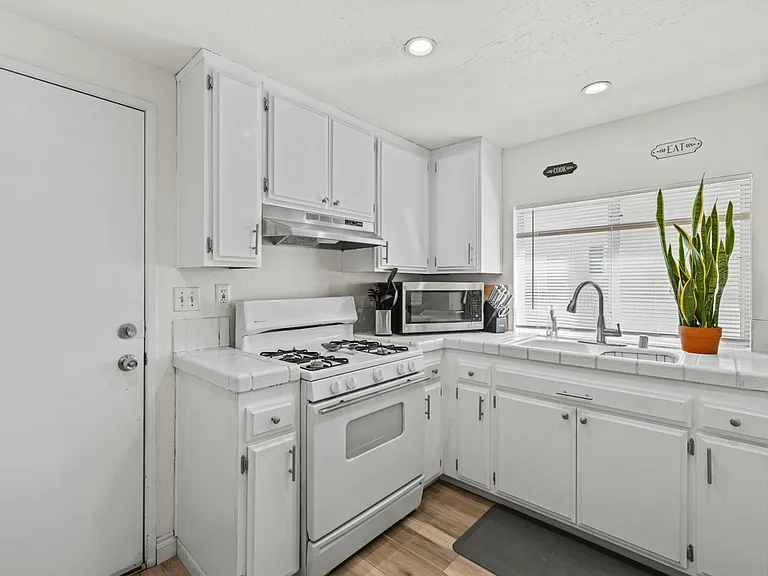 752 E Avenue J9 — Photo 26