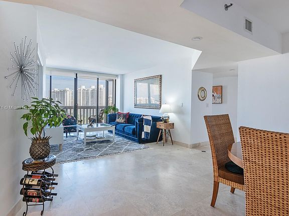 3rd image of 1000 E Island Blvd APT 2105