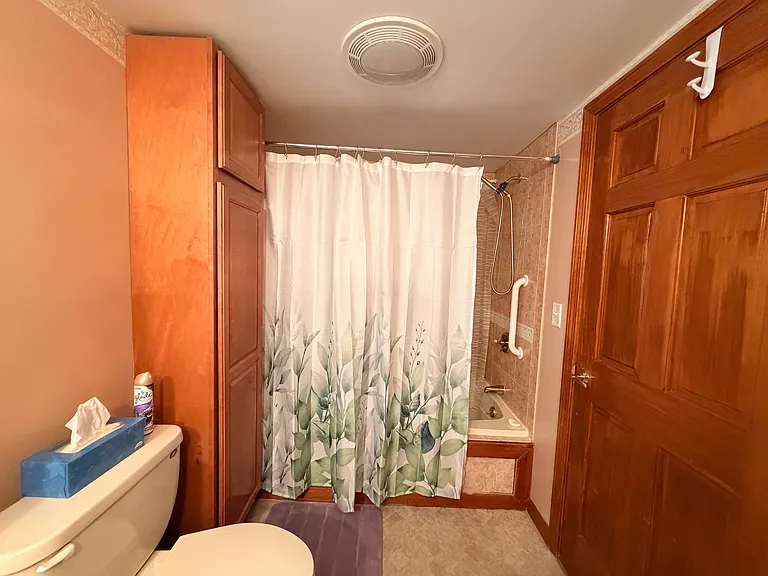Full Bathroom - Upper Level