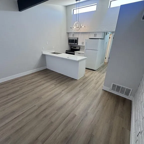 571 Campbell St — Photo 4