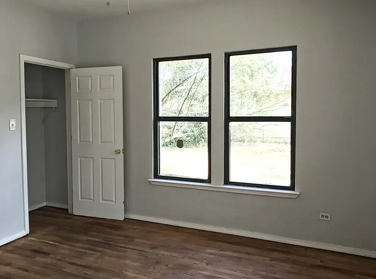 527 Essex St — Photo 2