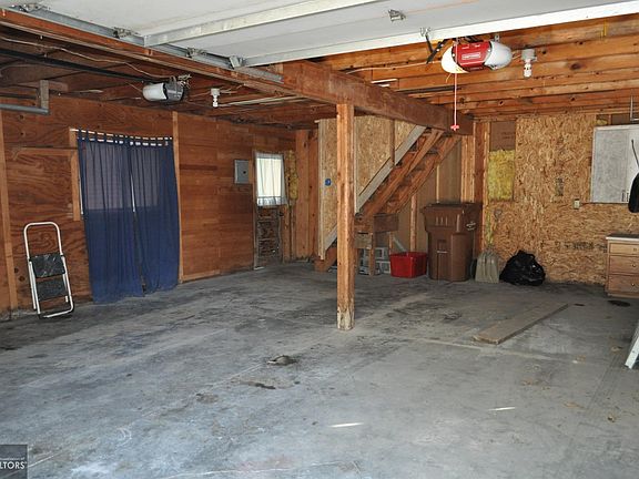 3rd image of 727 N East St
