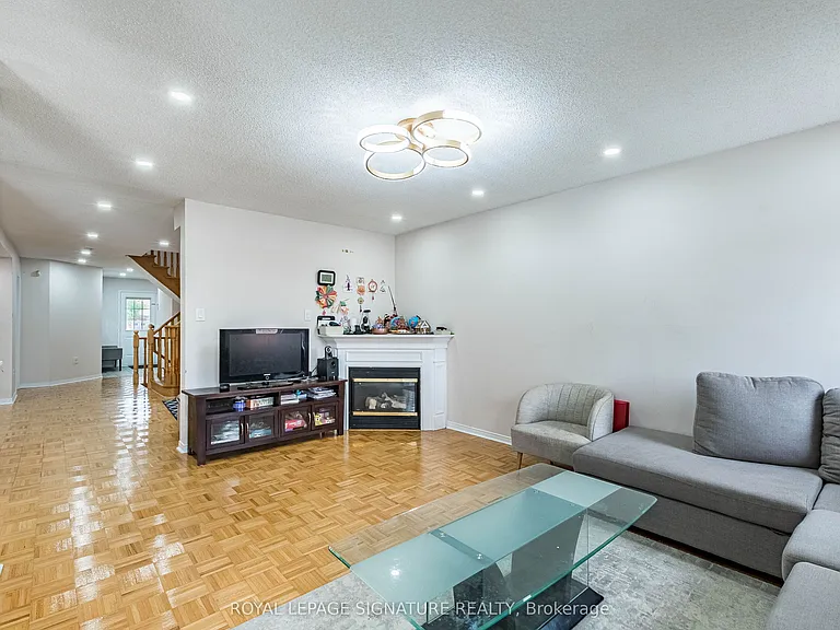 35 Whitehouse Cres — Photo 24