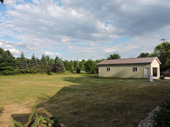 Take your pick:  pool, garden, volleyball, par 3, this yard has room!