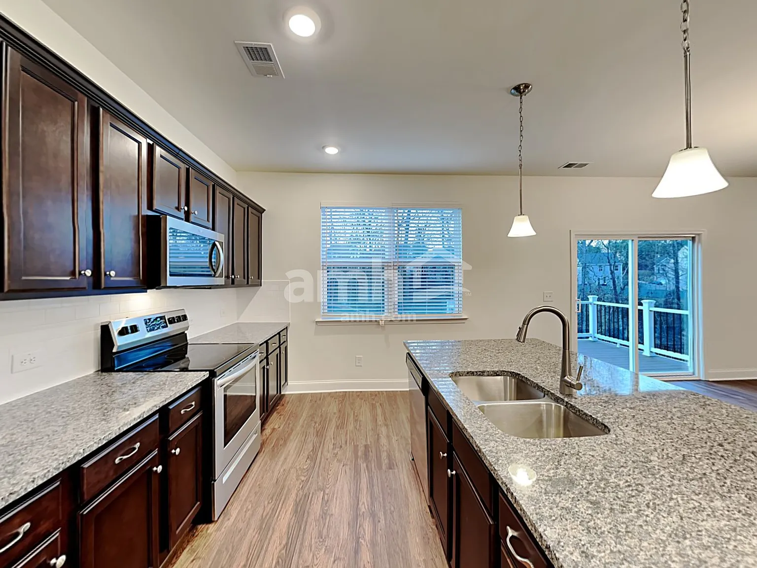 4 bed, 3.5 bath, 2524 sqft, $2,525 — Photo 4