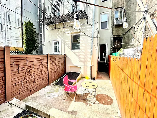 Rented by Pear NYC LLC | media 52