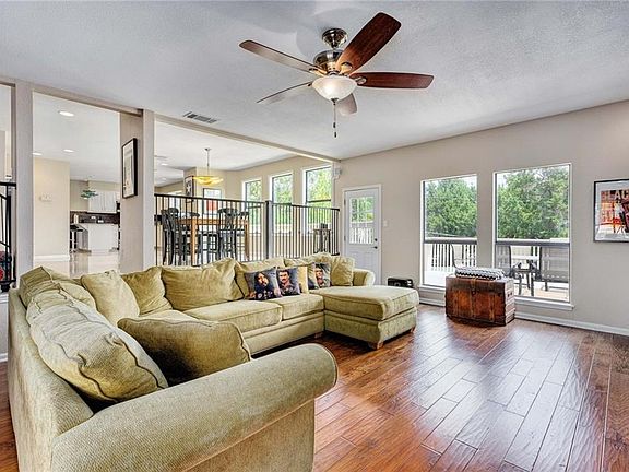 5th image of 1601 Bay Hill Dr