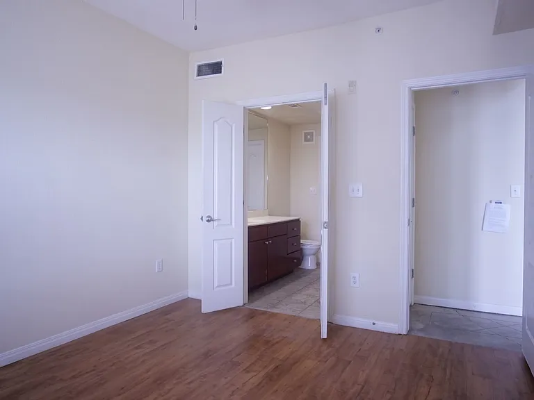 910 W 25th St #607 — Photo 12