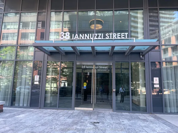 38 Iannuzzi St, Toronto, ON M5V 0G7