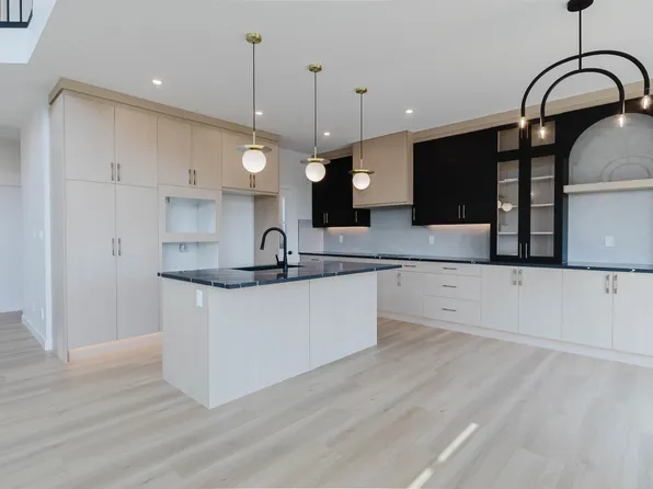 3327 Chernowski Way SW, Edmonton, AB T6W 4G4