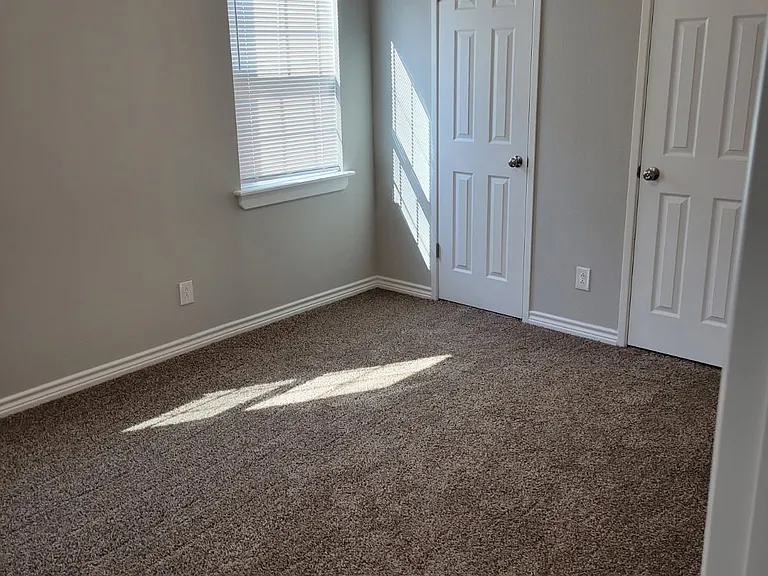214 Glasgow Dr — Photo 11