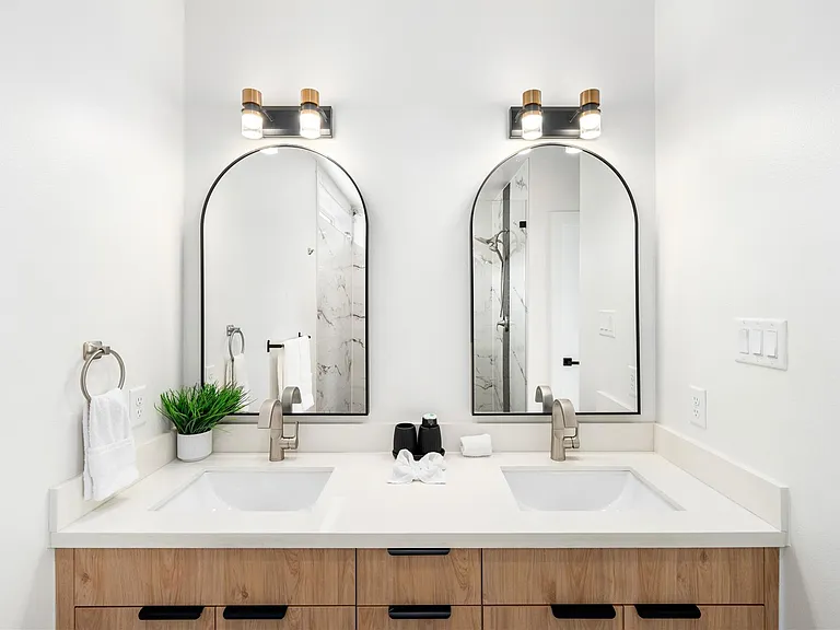 3008 Delano St — Photo 13