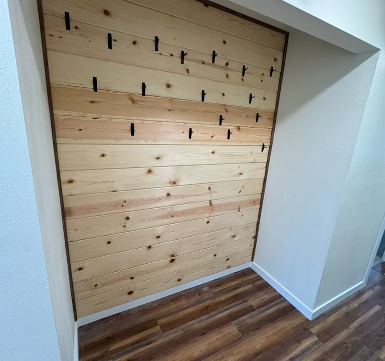 Alcove providing numerous hooks to hang jackets, scarves, purses, hats, etc..