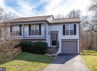 10 Austen Ct, Sterling, VA 20165