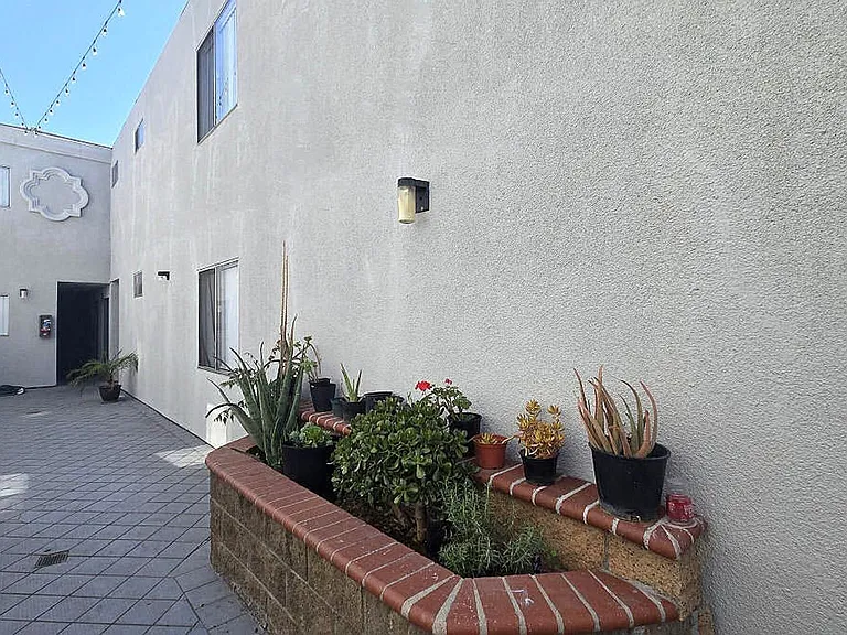 14242 Roscoe Blvd — Photo 4