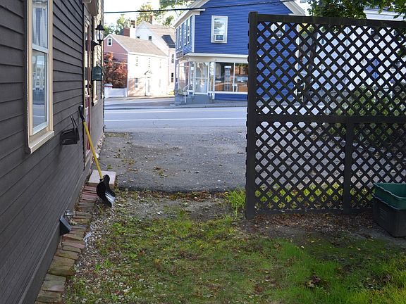 Side Door / 2 Car Parking