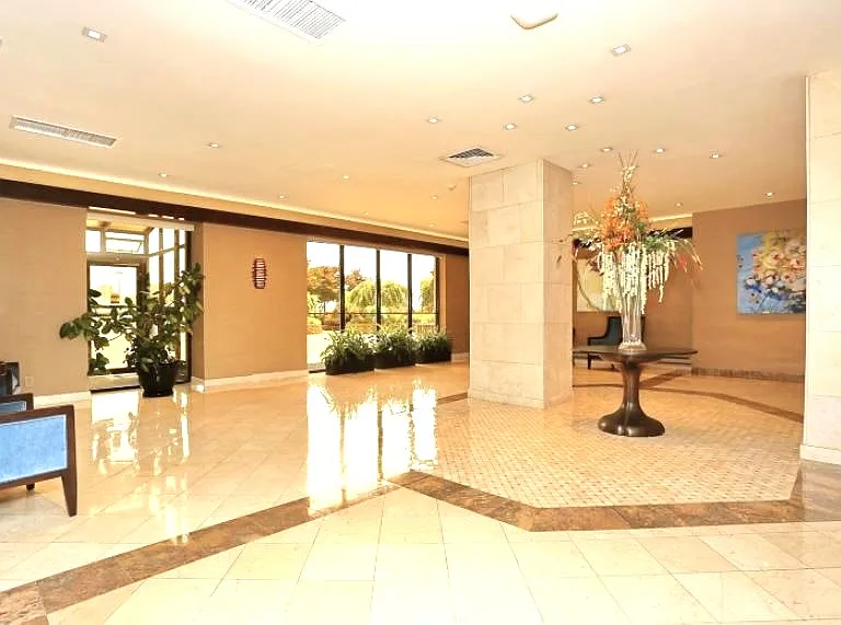 300 Winston Dr #L05 — Photo 4