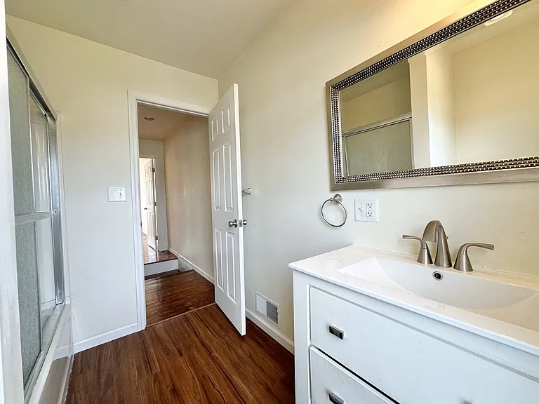 1141 Vine St — Photo 10