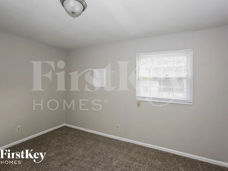 2330 Knight Dr — Photo 10