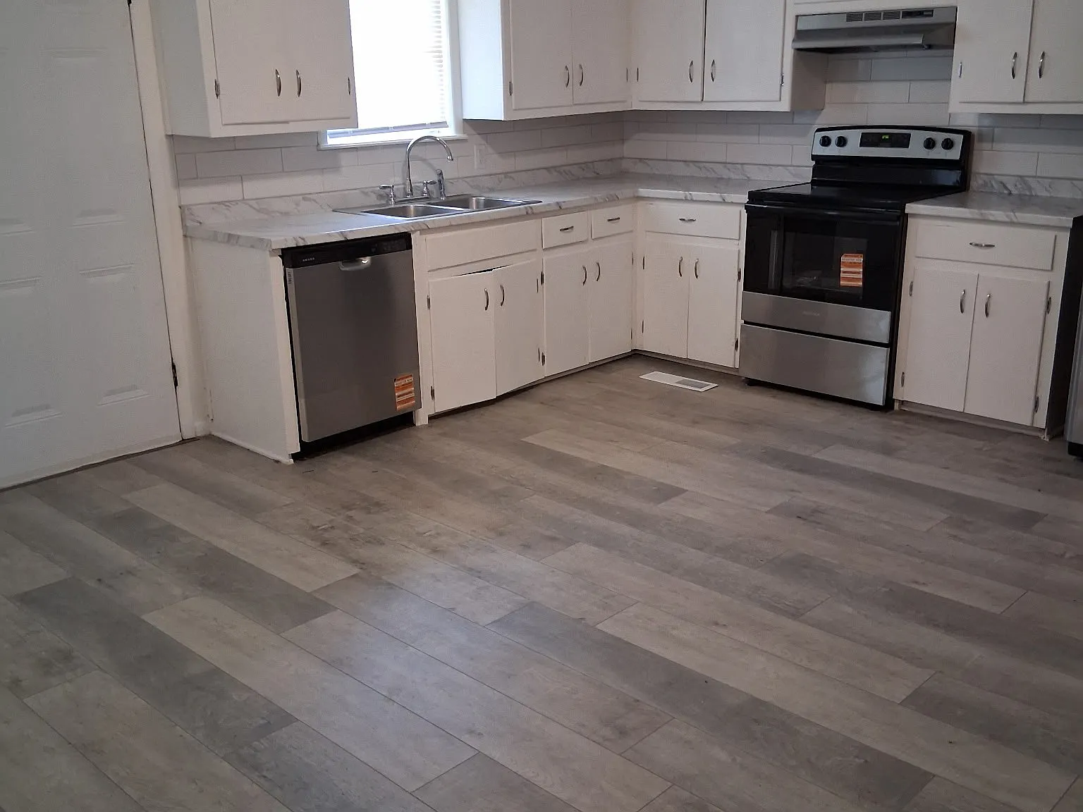 3 bed, 1.5 bath, 1230 sqft, $1,400 — Photo 2