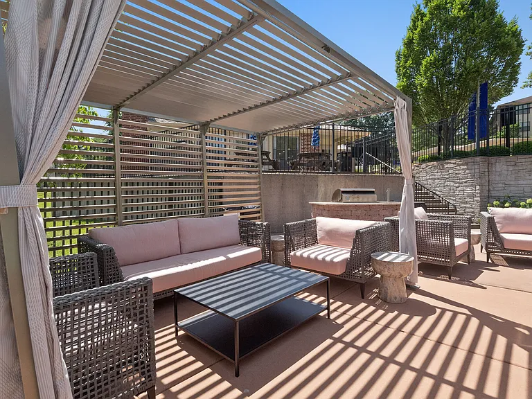 Lago Vista Apartments — Photo 10