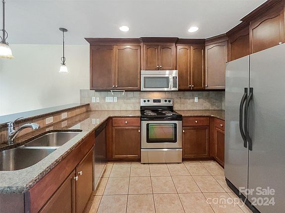 2nd image of 829 N Piedmont Ave
