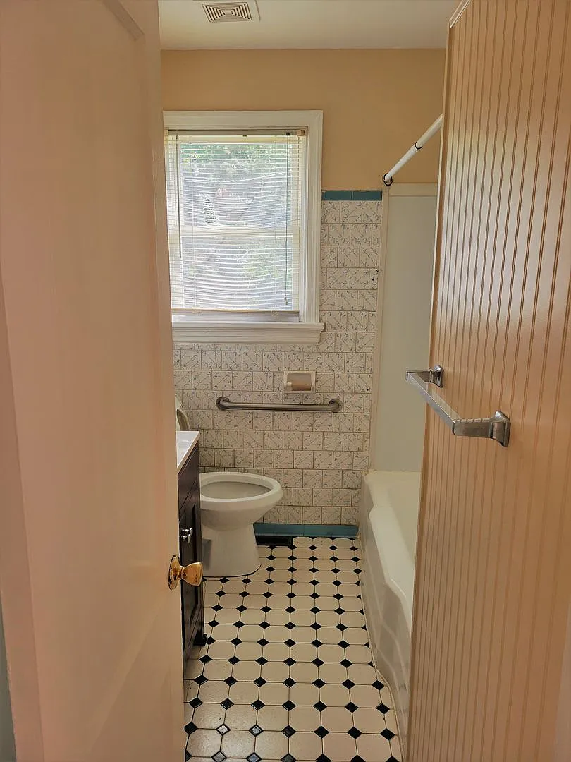 4 Bedroom/1 Bath Cape Cod near RIR — Photo 3