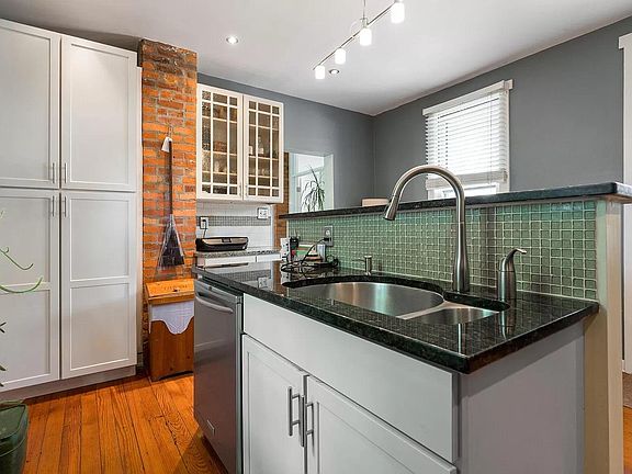 5th image of 329 Jackson St