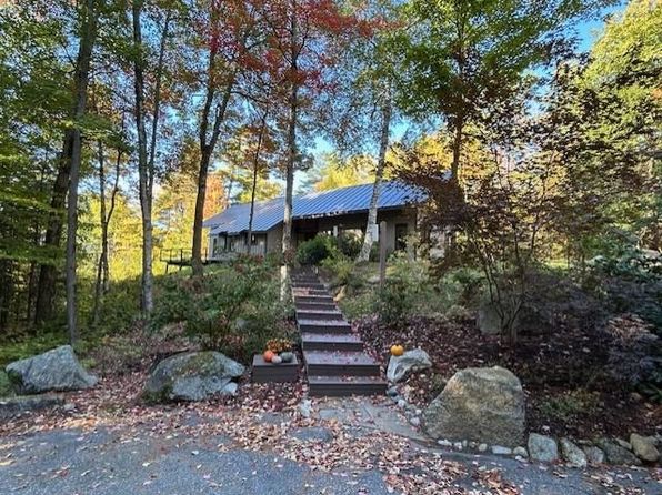 36 Pine Grove Rd, Sunapee, NH 03782