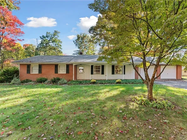 300 Seneca Trl SW, Hartville, OH 44632