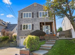 14 Meadow Pl, Northport, NY 11768