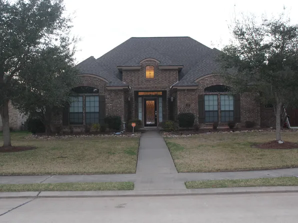119 Deerwood Dr, Lake Jackson, TX 77566