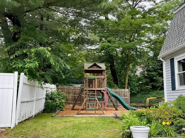 18 Pond St — Photo 11