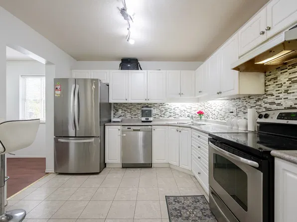 2435 Center St #302, Abbotsford, BC V2T 2N4