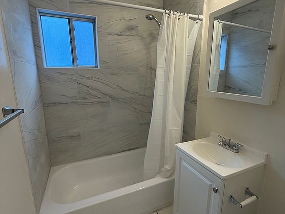 5th image of 935 E 1st St #107