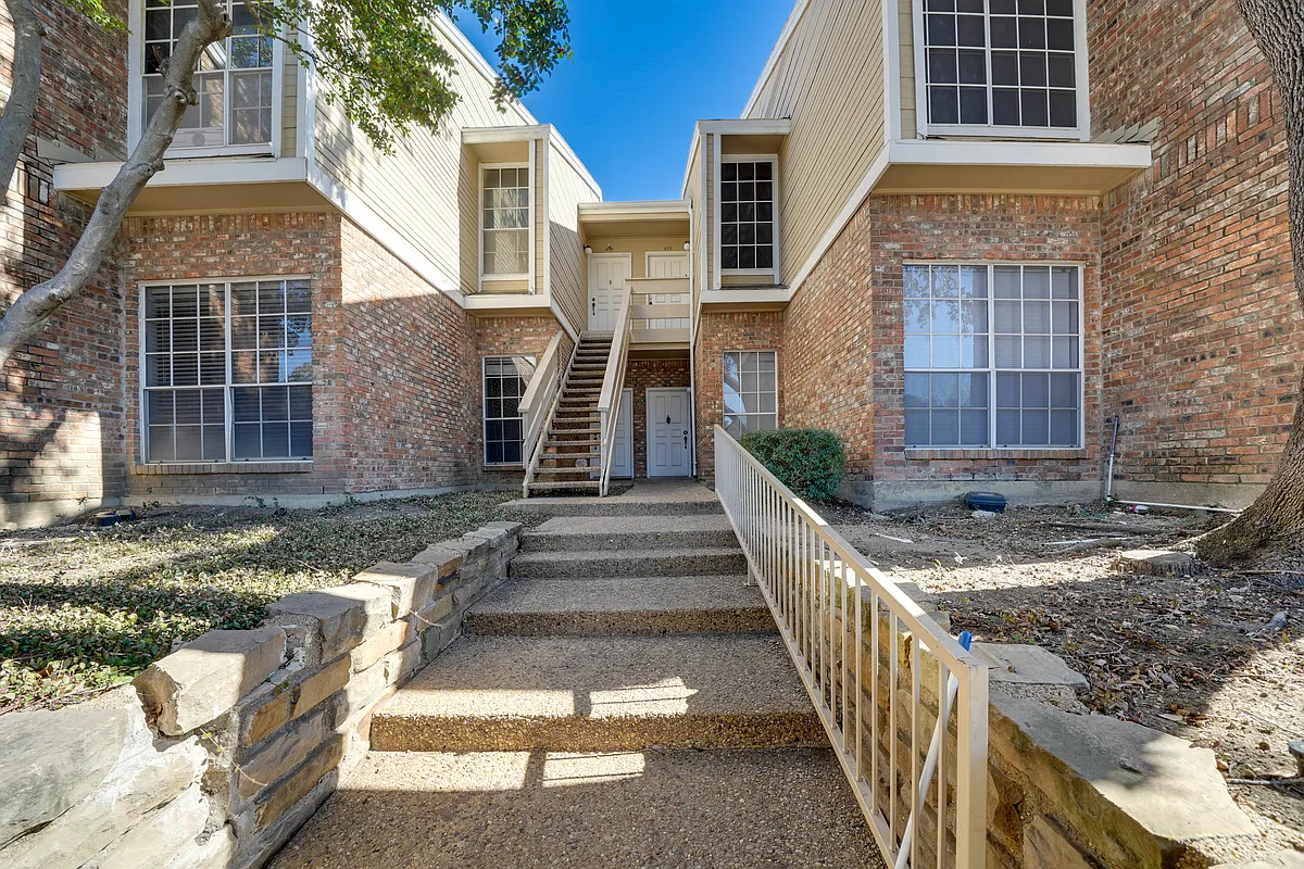 Building Photo - 3550 Country Square Dr #411