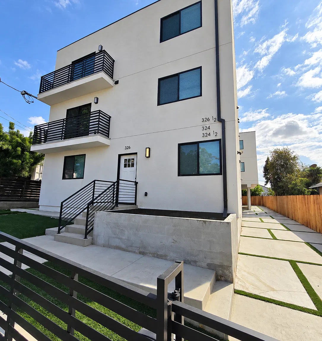 5 bed, 5.5 bath, 2000 sqft, $6,000 — Photo 1